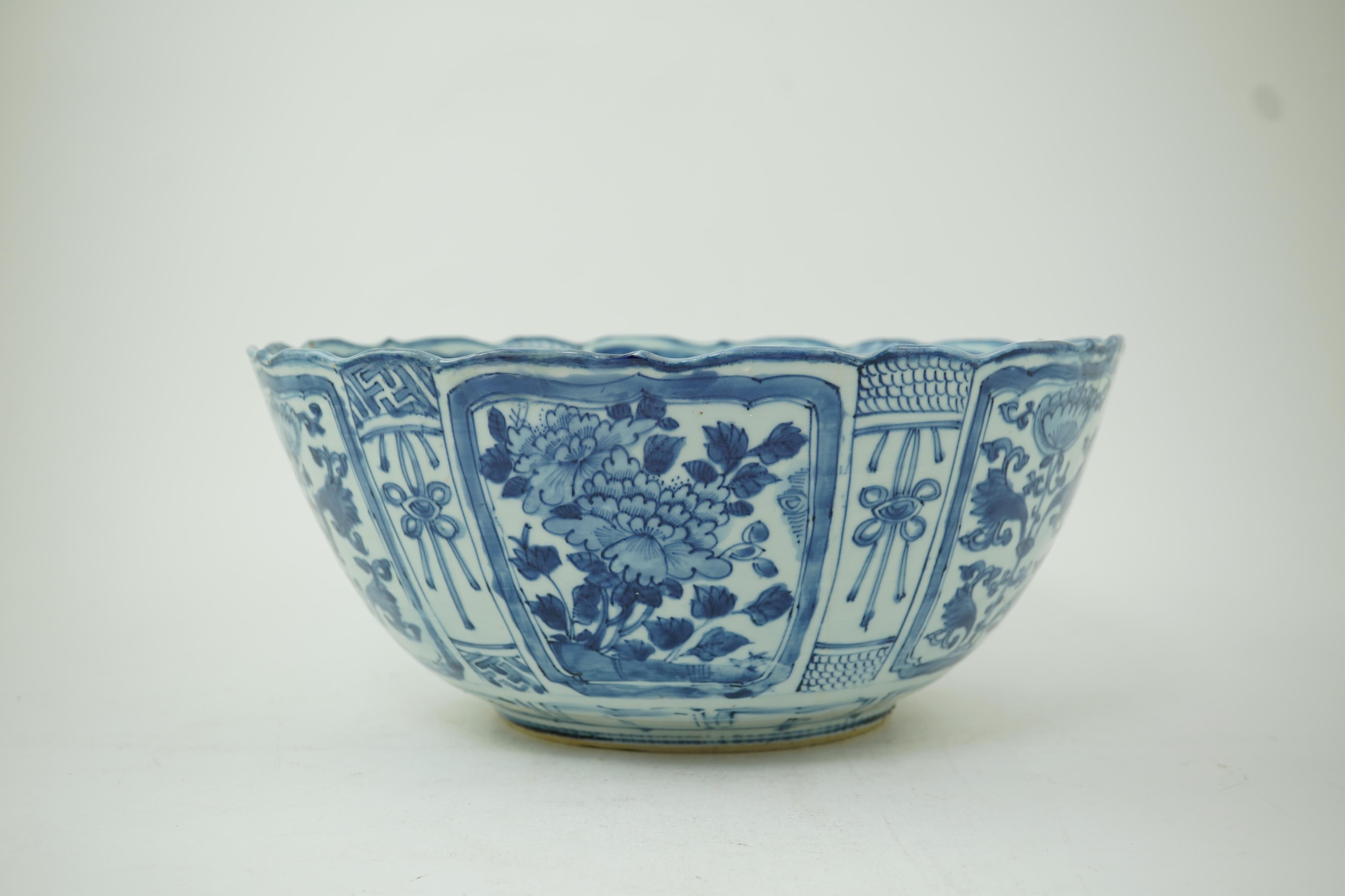 A large Chinese Ming blue and white ’kraak’ bowl, Wanli period (1572-1620)